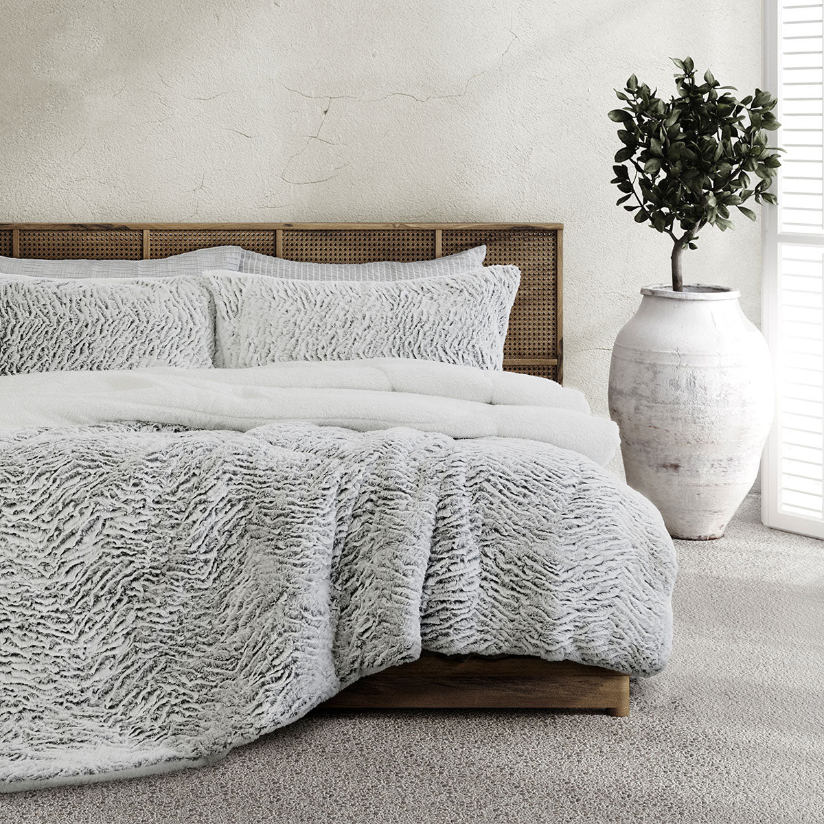 Ardor Faux Fur Silver 3 Piece Comforter Set Queen/King - Soft Sherpa Reverse - SuperSaverAU - view 1