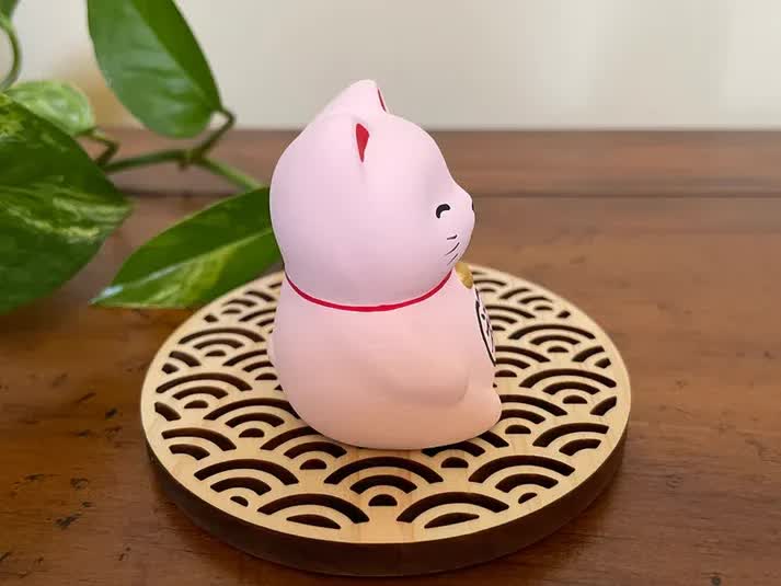 Pink Maneki Neko Lucky Cat Okimono Ornament 5x4.5cm