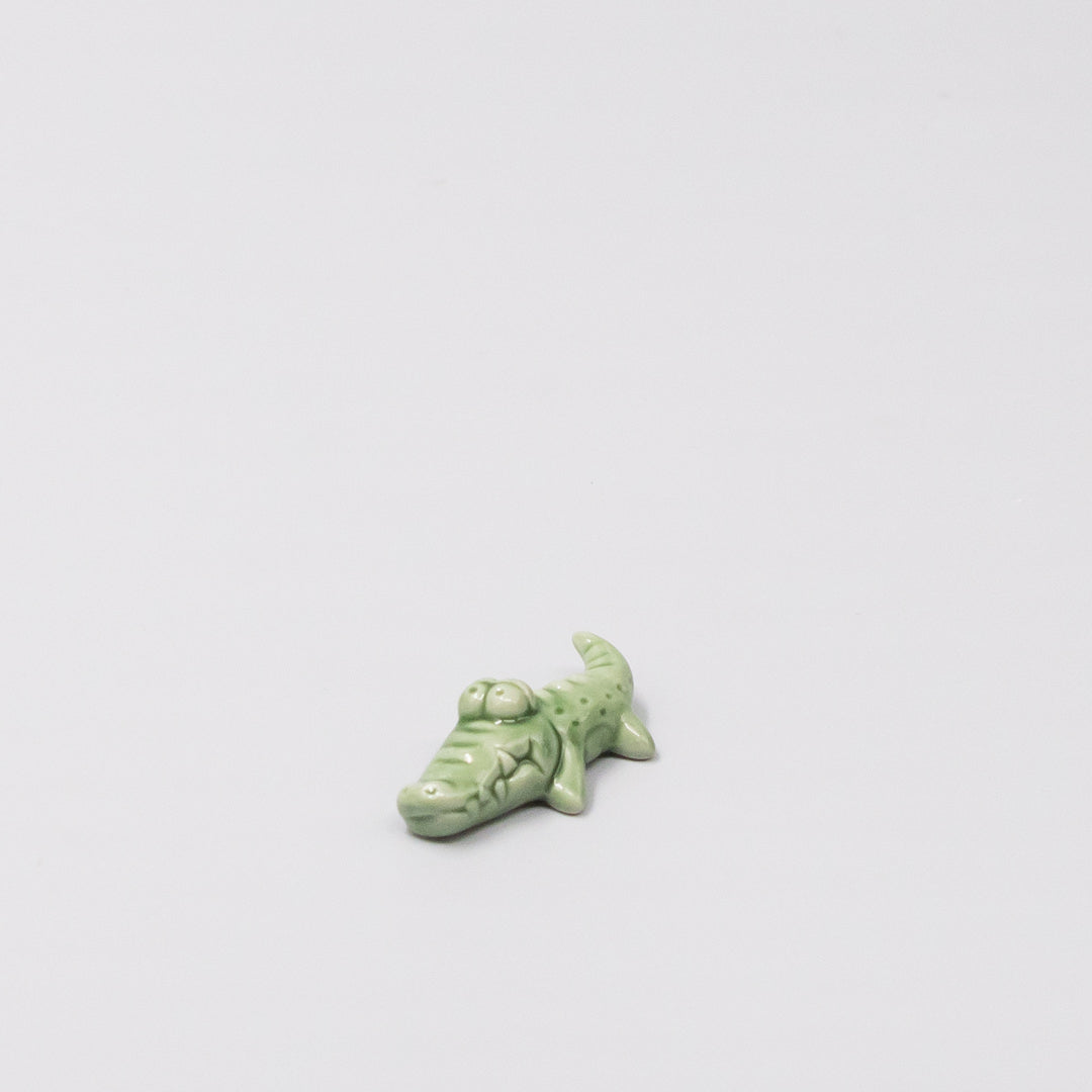 Premium Chopstick Rest – Green Alligator Tableware Accessory