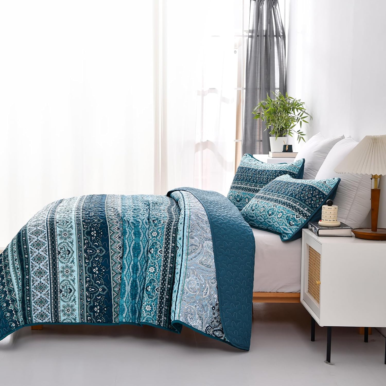 Premium Opalescent Reversible Quilt Bedspread Set - Queen