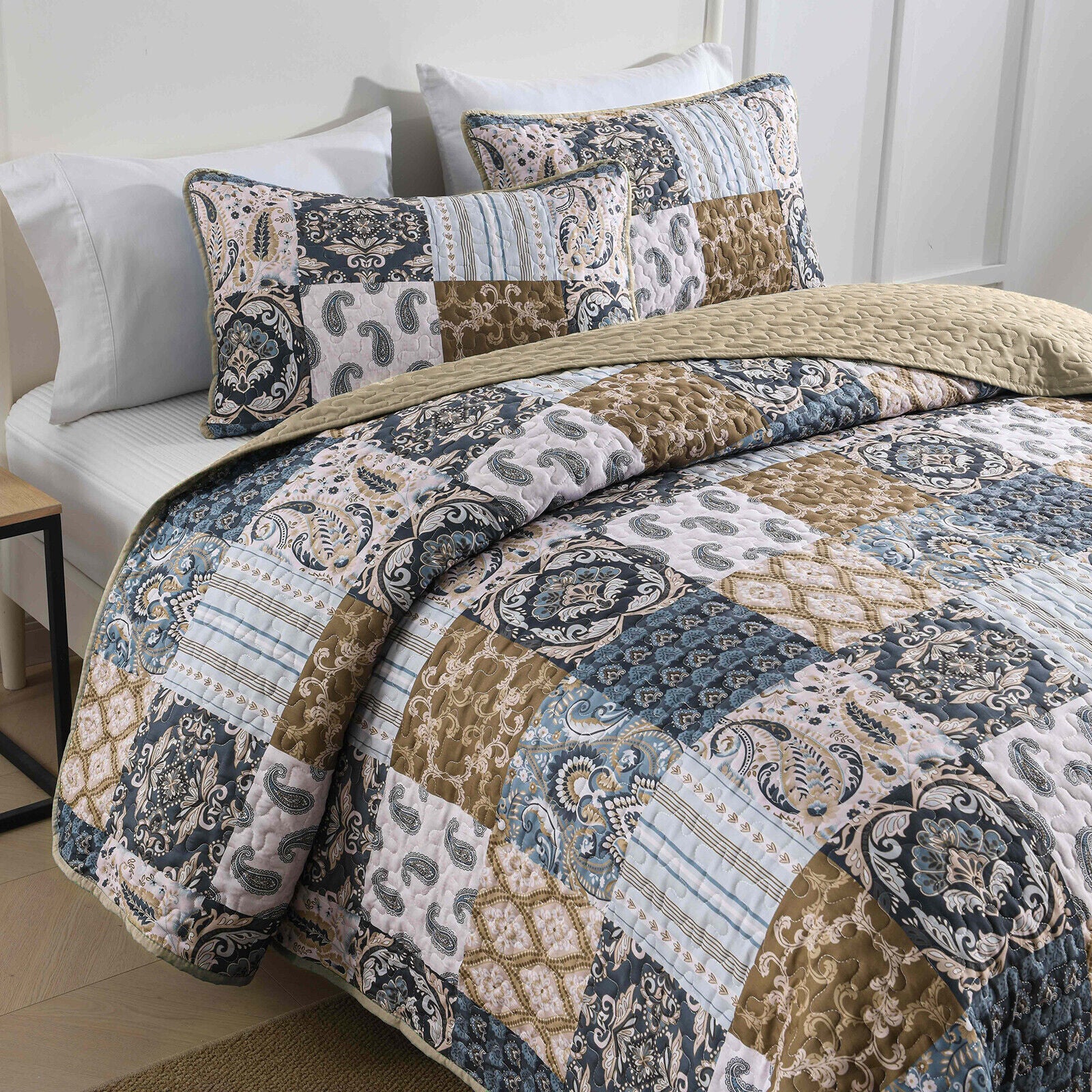 Premium Retro Charm Bold Checkered Comforter Set - Queen