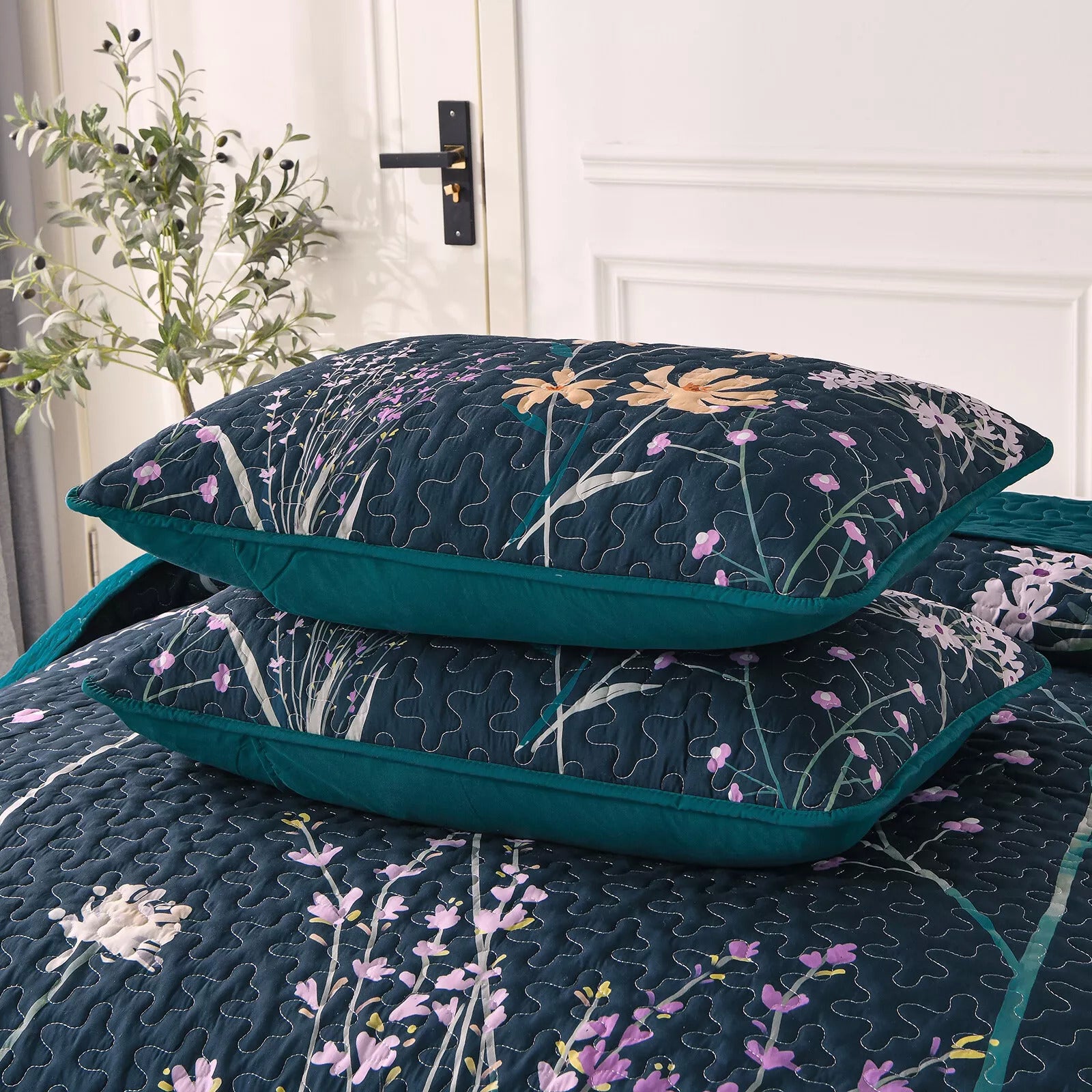 3-Piece Quilt Bedspread Set Queen Size - Lightweight Reversible Coverlet - SuperSaverAU - view 2