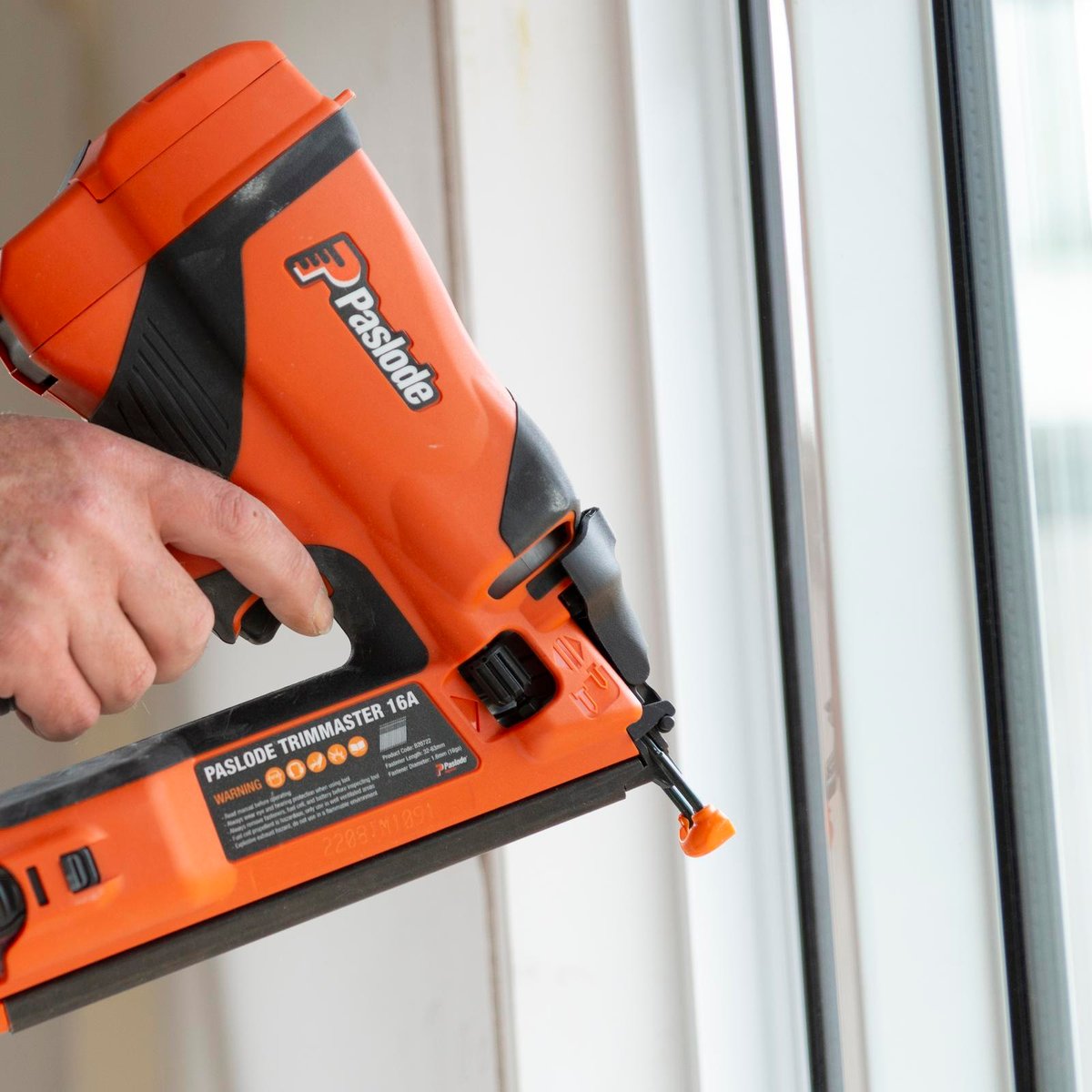 Paslode 16ga TrimMaster Cordless Angled Bradder Kit B20722