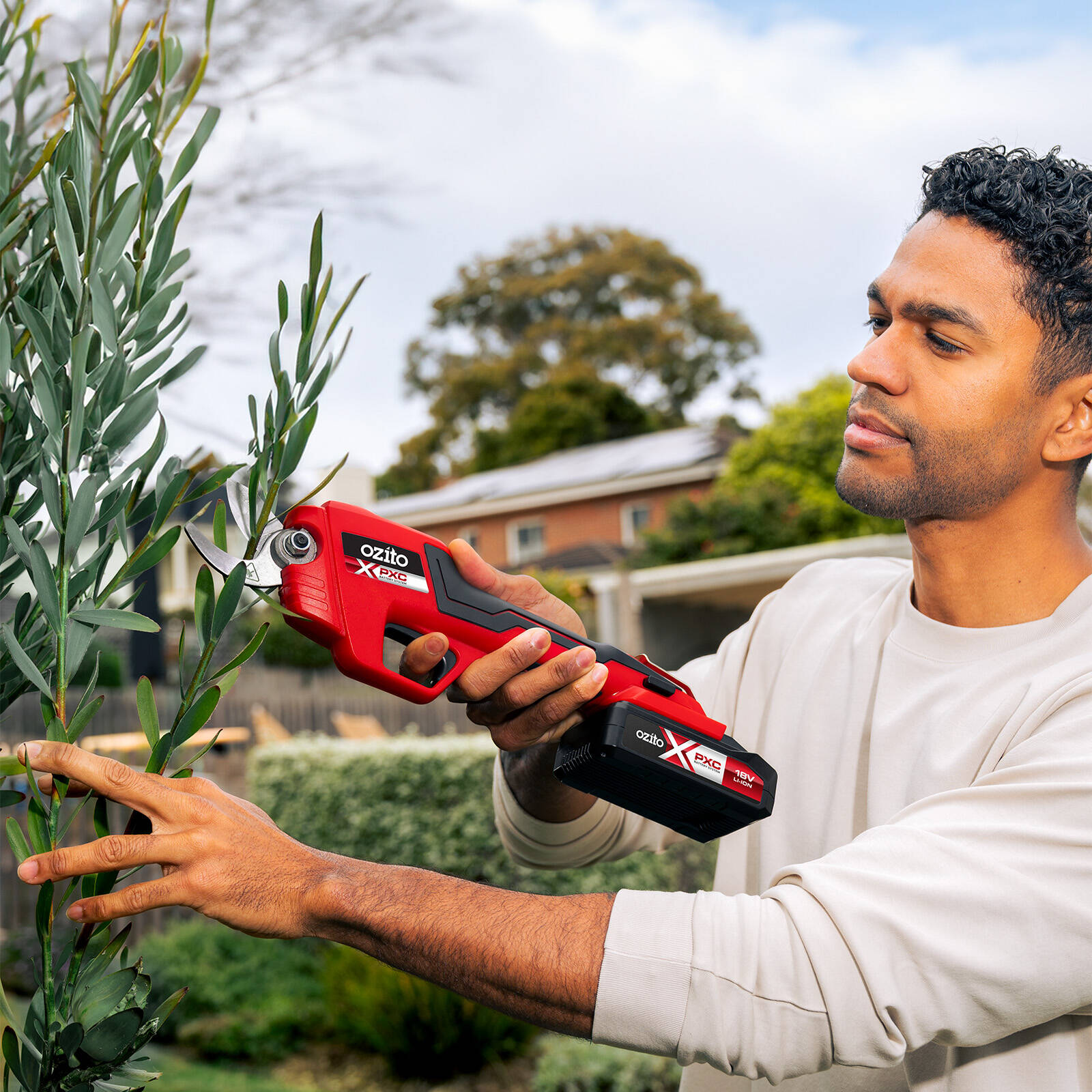 Ozito PXC 18V Cordless Pruning Secateurs 2.5Ah Kit PPK-2518 - 25mm Cut, Battery & Charger