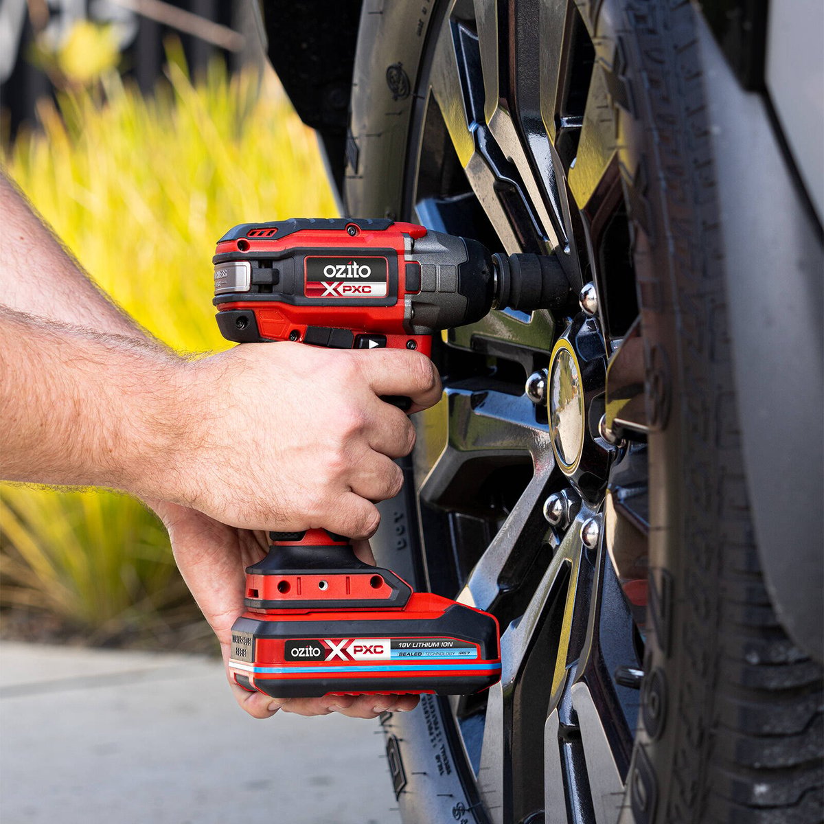 Ozito PXC 18V Brushless 1/2" Cordless Impact Wrench Kit PXBWK-2330S