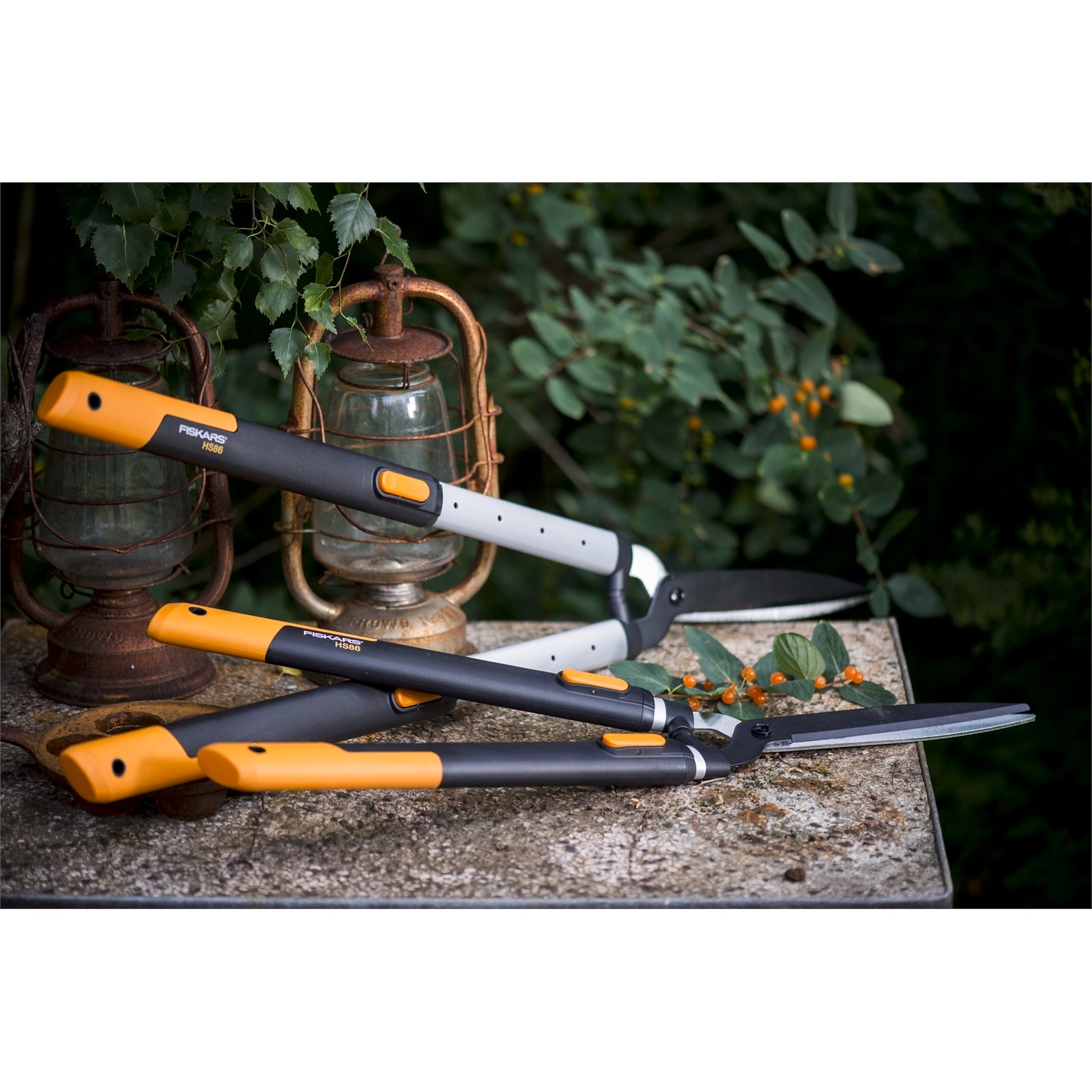 Fiskars SmartFit HS86 Telescopic Hedge Shear, 270mm Steel Blade, Telescoping Handles, Corrosion-Resistant