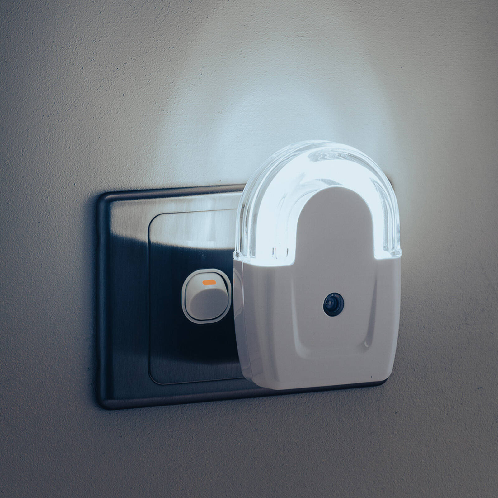 Arlec NL0040 240V N Shaped Auto Sensor LED Night Light - White