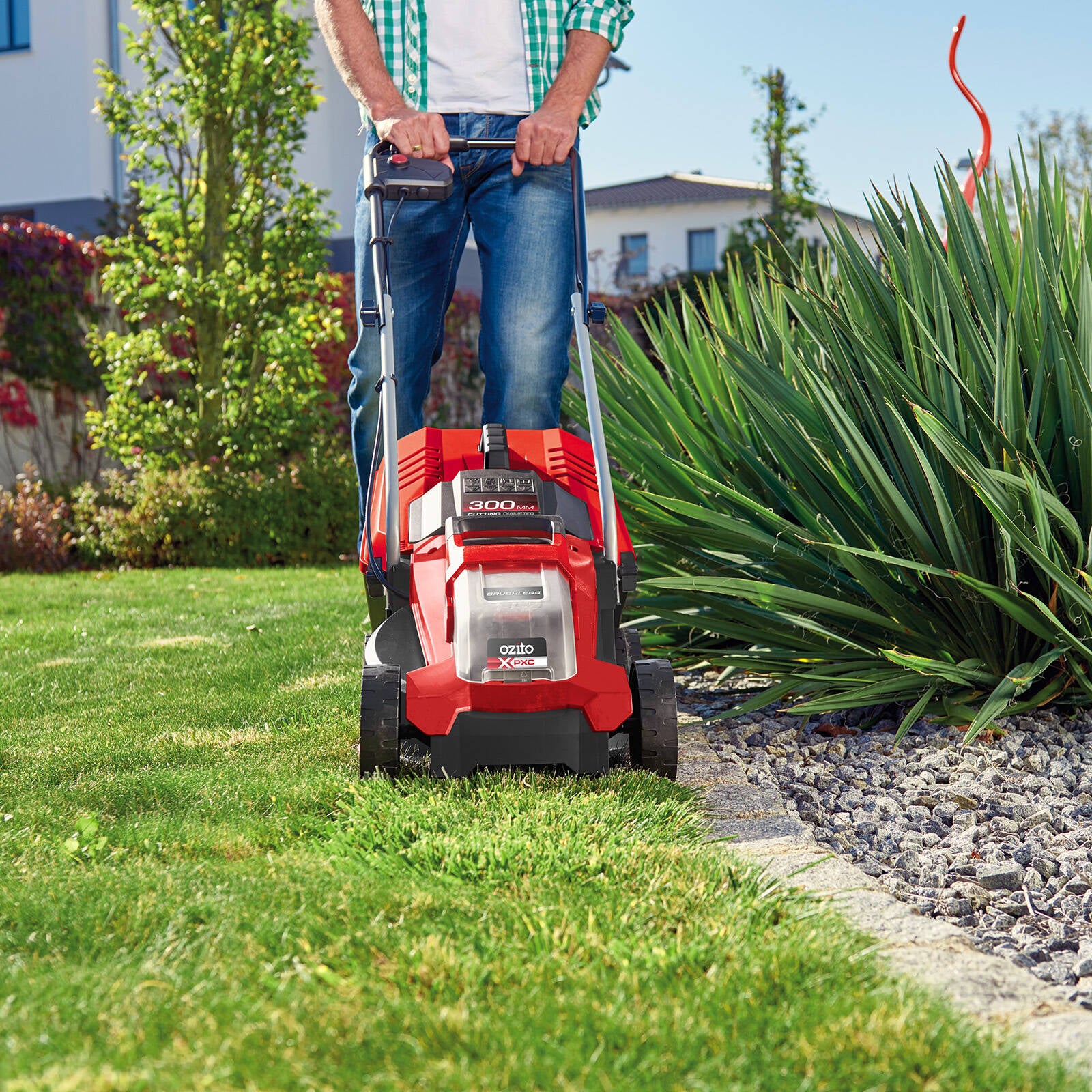 Ozito PXC 18V 300mm Brushless Lawn Mower 4.0Ah Kit PXCLMK-1418
