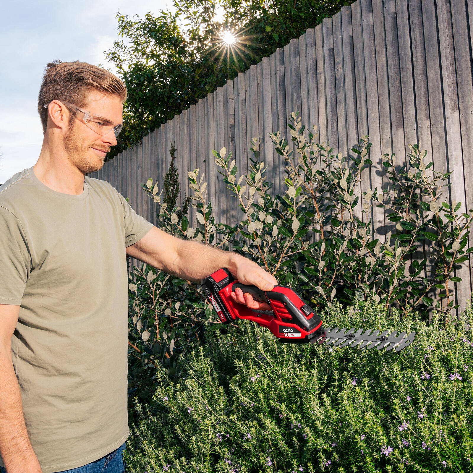 Ozito PXC 18V Cordless Hedge & Grass Shear 2.5Ah Kit PGSK-2518 - 200mm Blade, Battery & Charger