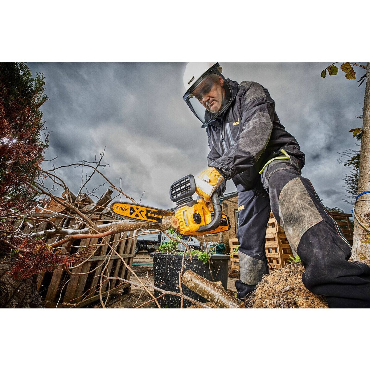 Dewalt 18V XR Brushless Chainsaw Kit 5Ah 300mm - Compact - Efficient Cutting - SuperSaverAU - view 4