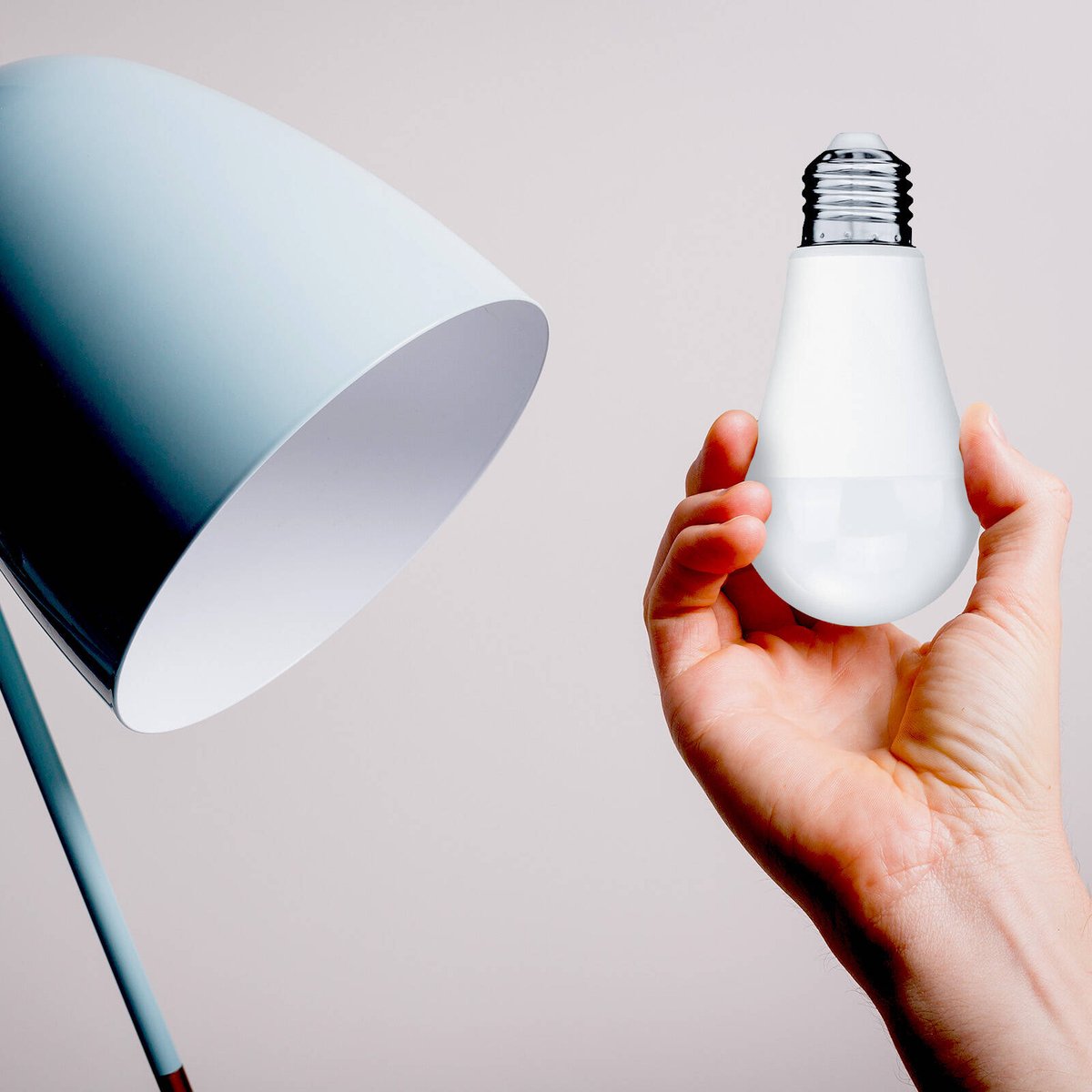 Arlec Grid Connect Smart E27 LED Globe 12W 1050lm CCT Colour Dimmable