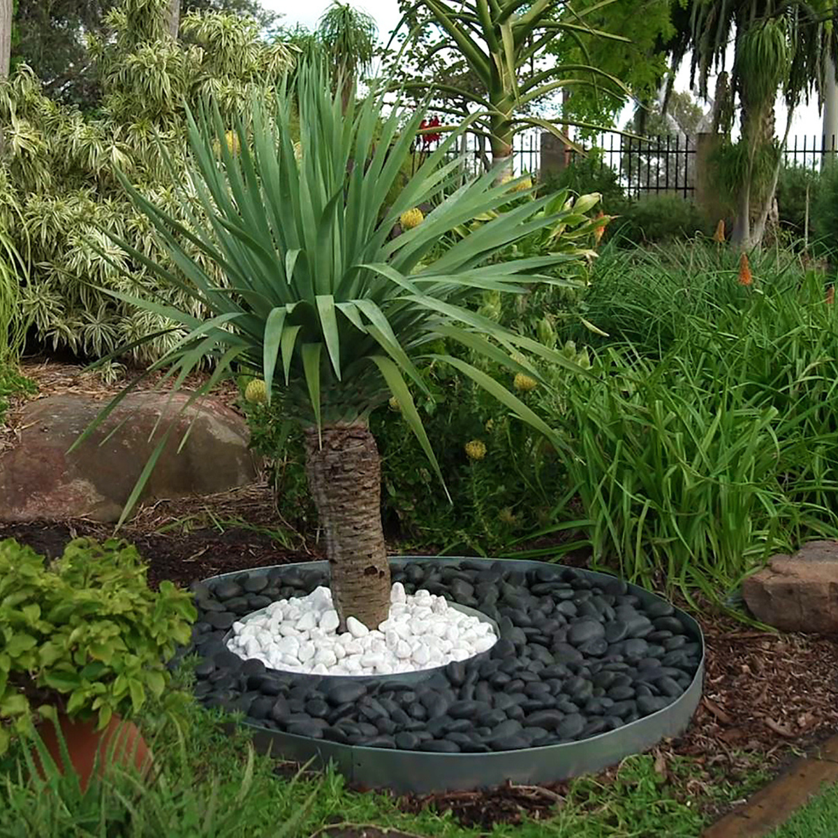 Jack Bright White Decorative Pebble 35-50mm Garden Edging Mulch - SuperSaverAU - view 4