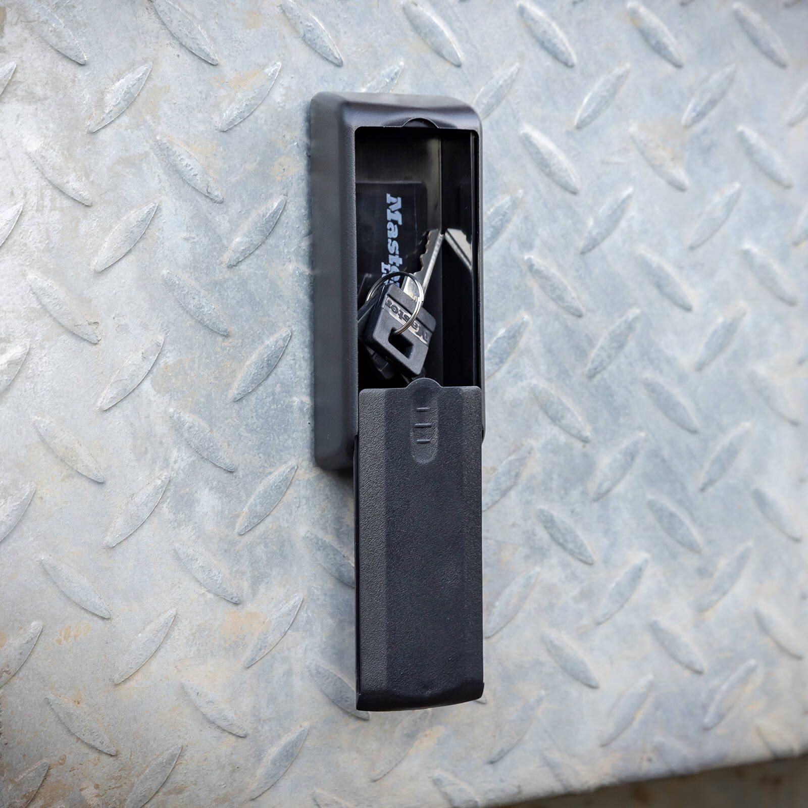 Master Lock 207DAU Magnetic Key Case, Hidden Spare Key Holder for Steel Surfaces