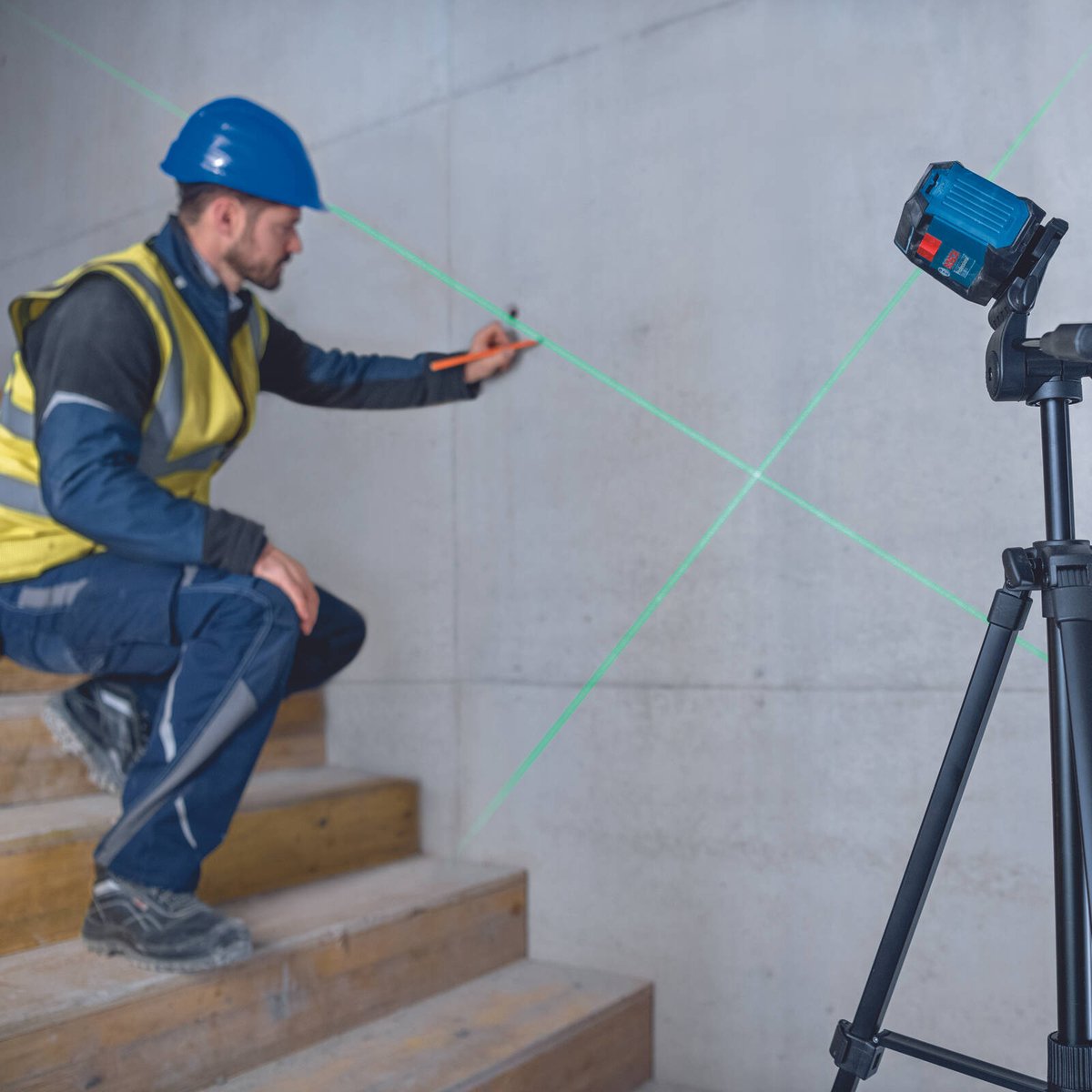 Bosch Professional Green Crossline Laser 06010653K0 - Compact - 110mm x 84mm x 195mm - Green Laser Technology - IP 55 Rated - SuperSaverAU - view 2