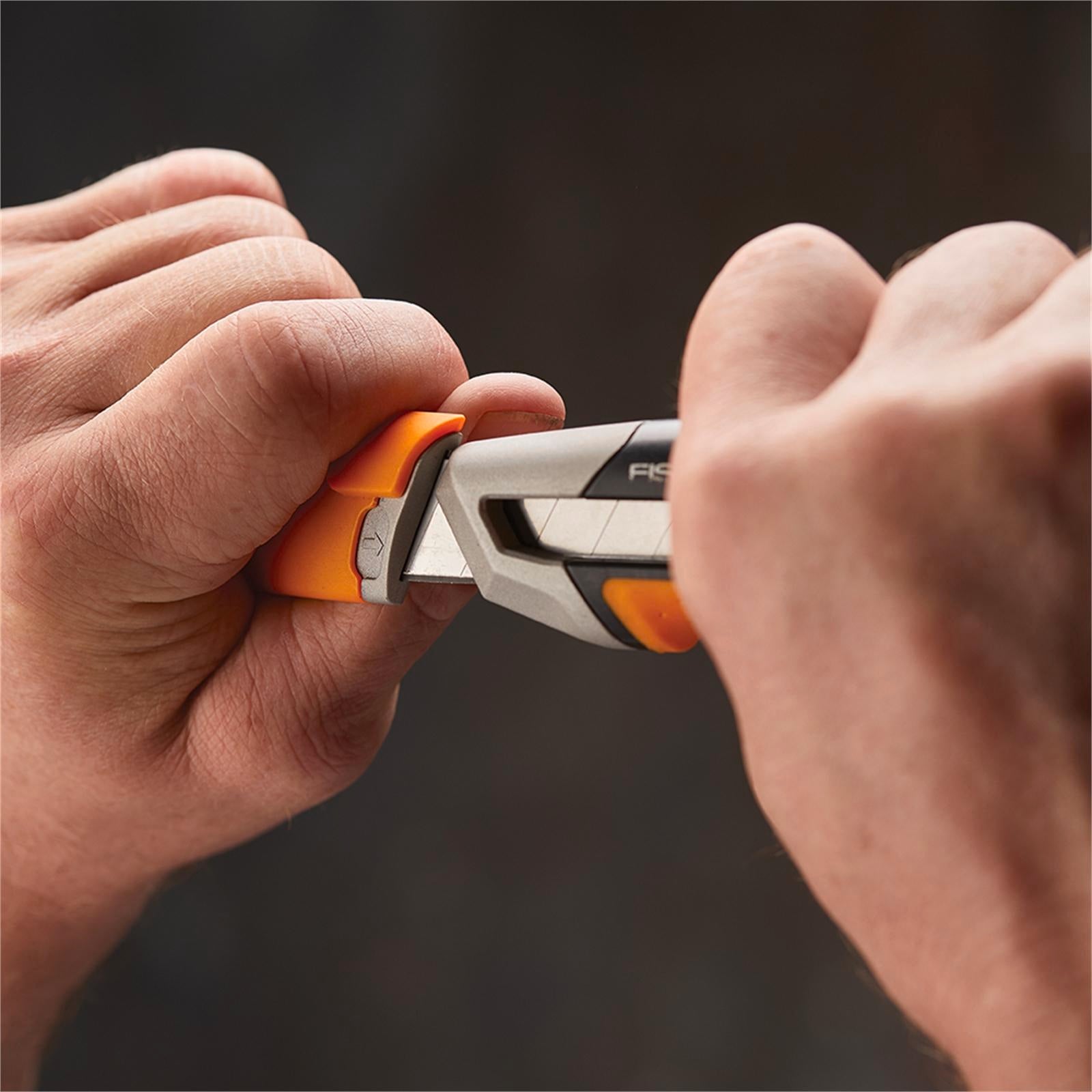 Fiskars 18mm Pro CarbonMax Snap Off Knife Retractable Lockable Blade