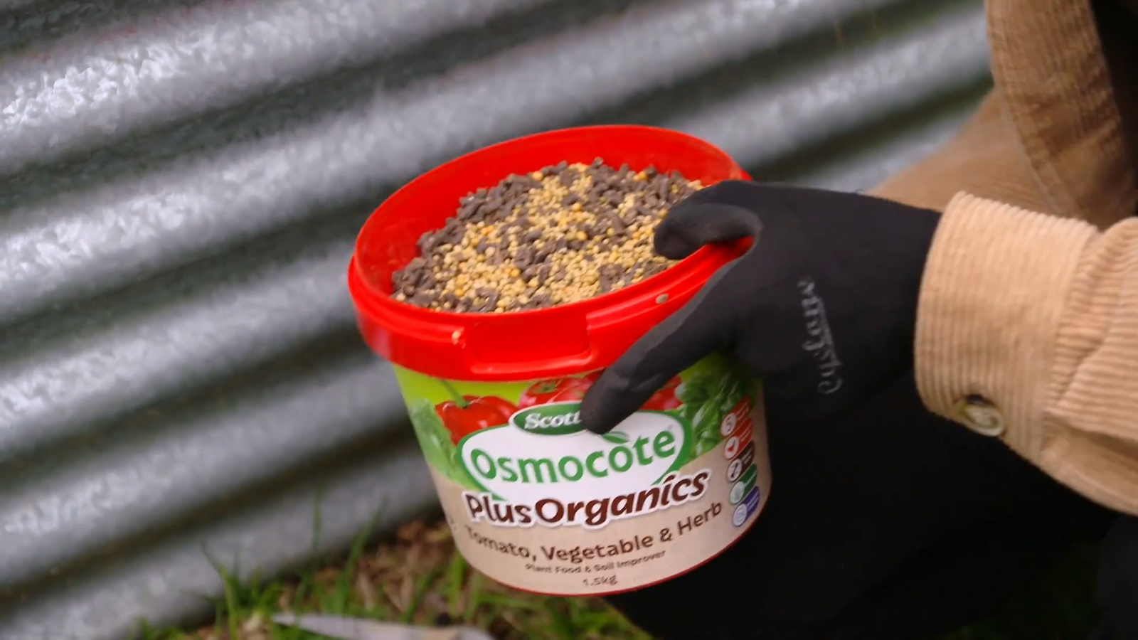 Scotts Osmocote Plus Organics 1.5kg Tomato, Vegetable & Herb Plant Food & Soil Improver