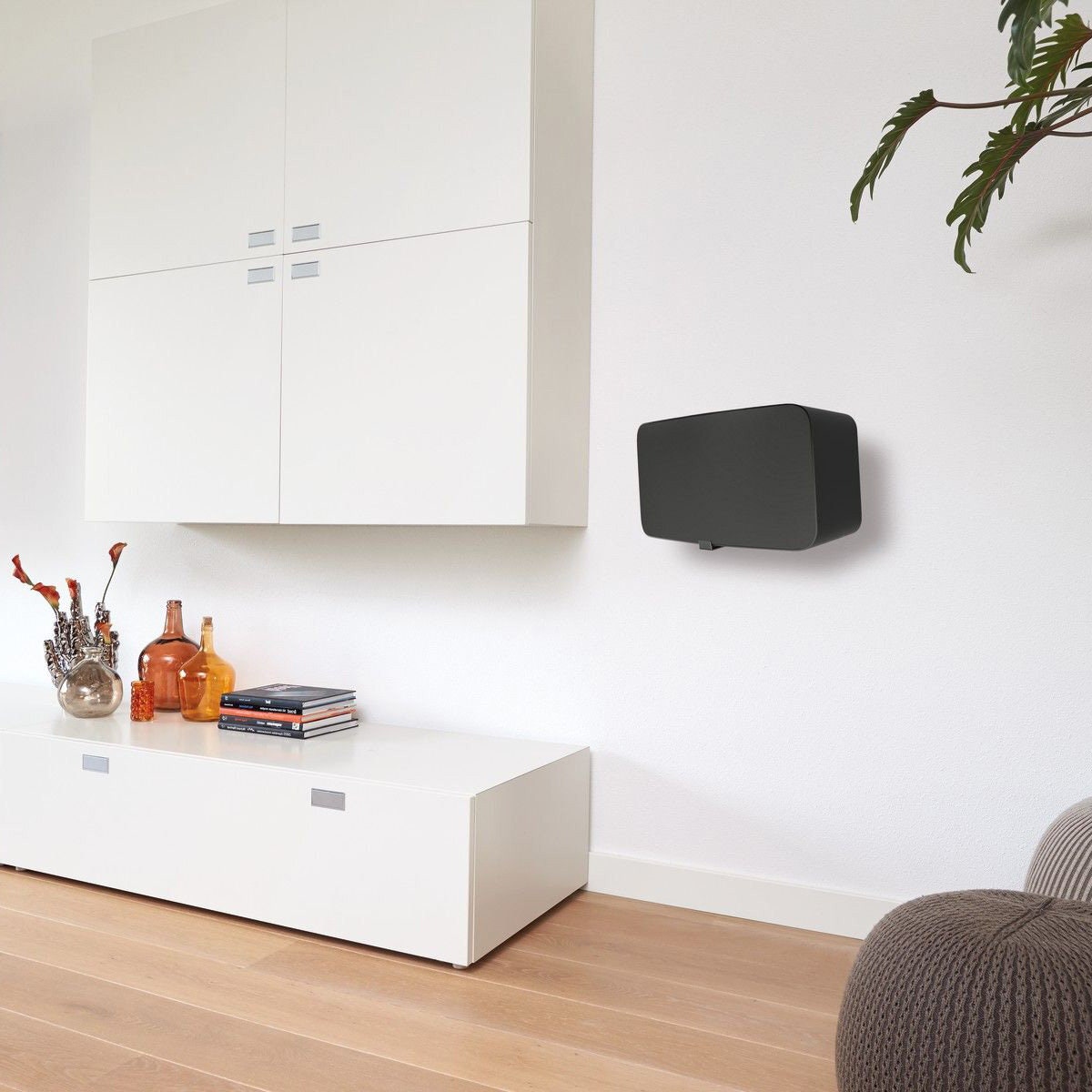 Vogel's speaker bracket - Black finish - 5 year manufacturer warranty - Compact design - SOUND3205B