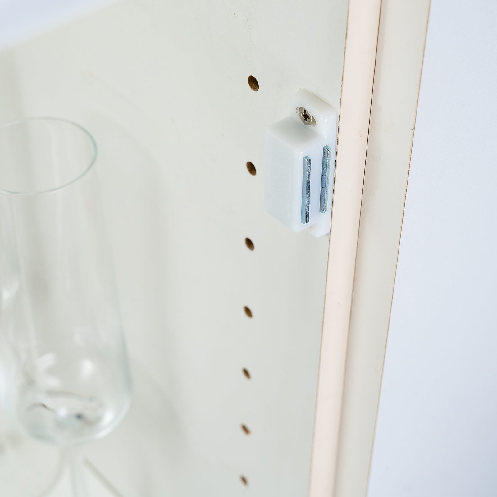 Taskmaster 46mm White Magnetic Door Catches Plastic 20 Pack