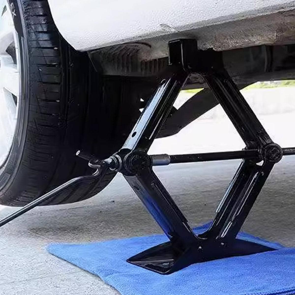 Scissor Car Jack 2 Ton (2000 kg) with Wind-Up Crank Handle for Tyre Changes - view 5