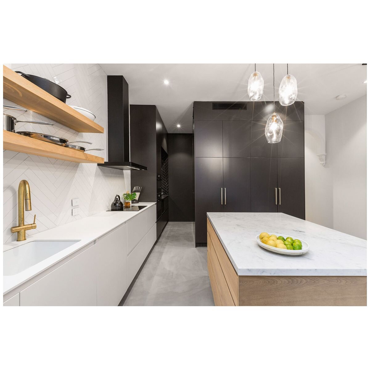Schweigen 90cm Wall Mounted Canopy Rangehood - Black - 1600m³/h - Perimeter Aspiration - DS3326B-9SPPAK
