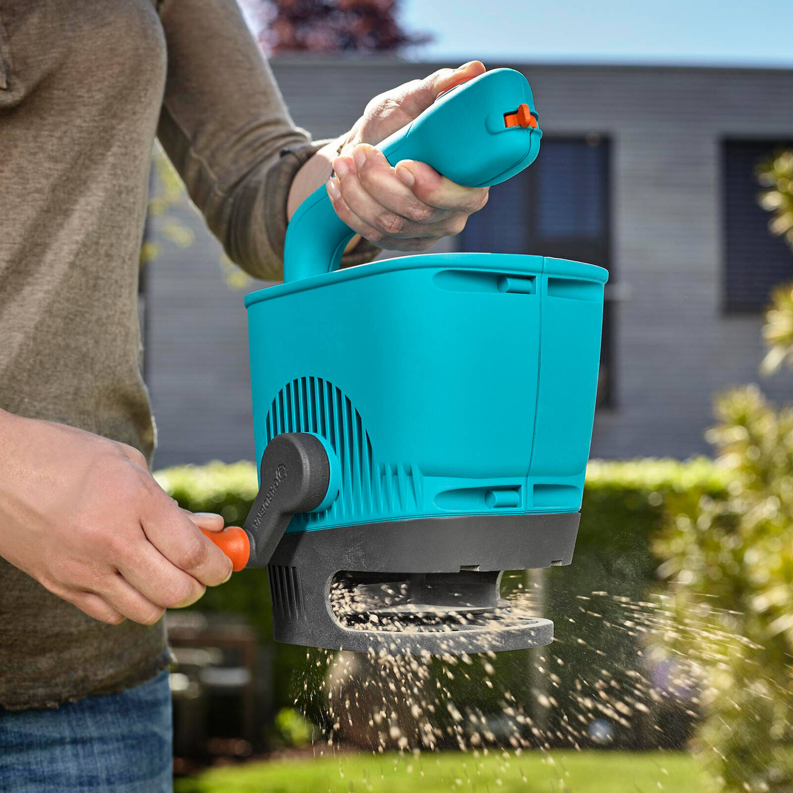 GARDENA Medium Handheld Seed and Fertiliser Spreader 100sqm
