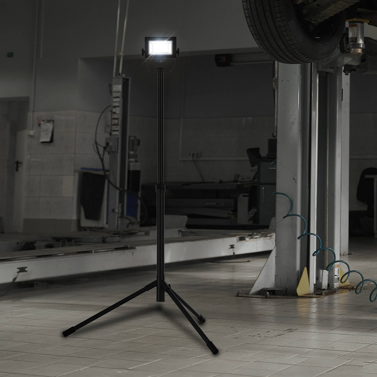 Arlec 30W LED Worklight with Tripod 2400 Lumens Outdoor WL2330