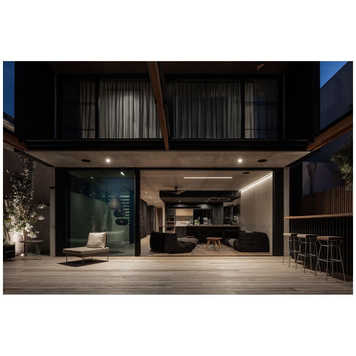 Schweigen 120cm Ceiling Cassette Rangehood - Black Glass, 3200m³/h, Single Motor - UM422G-12SEPAK