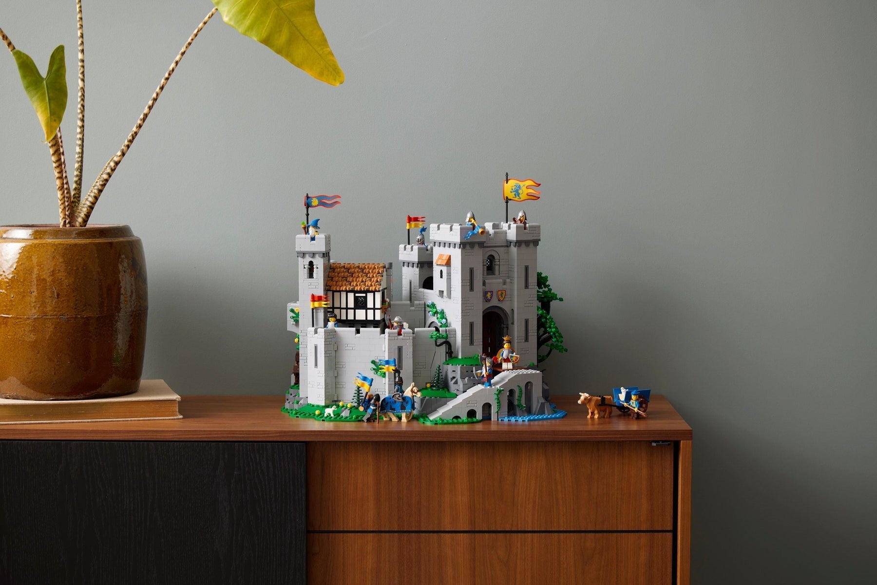 LEGO 10305 Lion Knights' Castle - Epic Medieval Build - SuperSaverAU - view 7