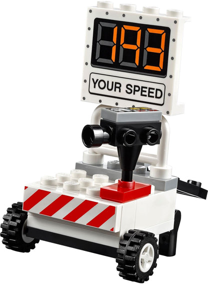 LEGO 10742 Juniors: Lightning McQueen Speed Training