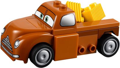 LEGO 10743 Smokey's Garage: Fix Lightning McQueen!
