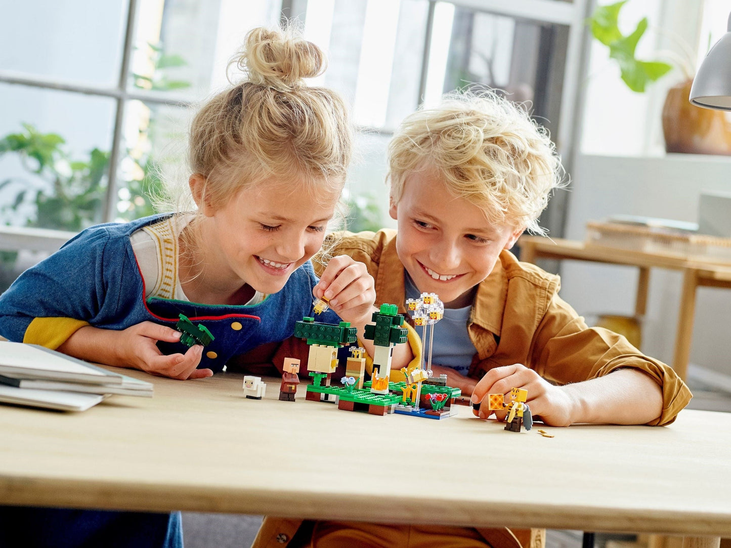 LEGO 21165 Minecraft The Bee Farm