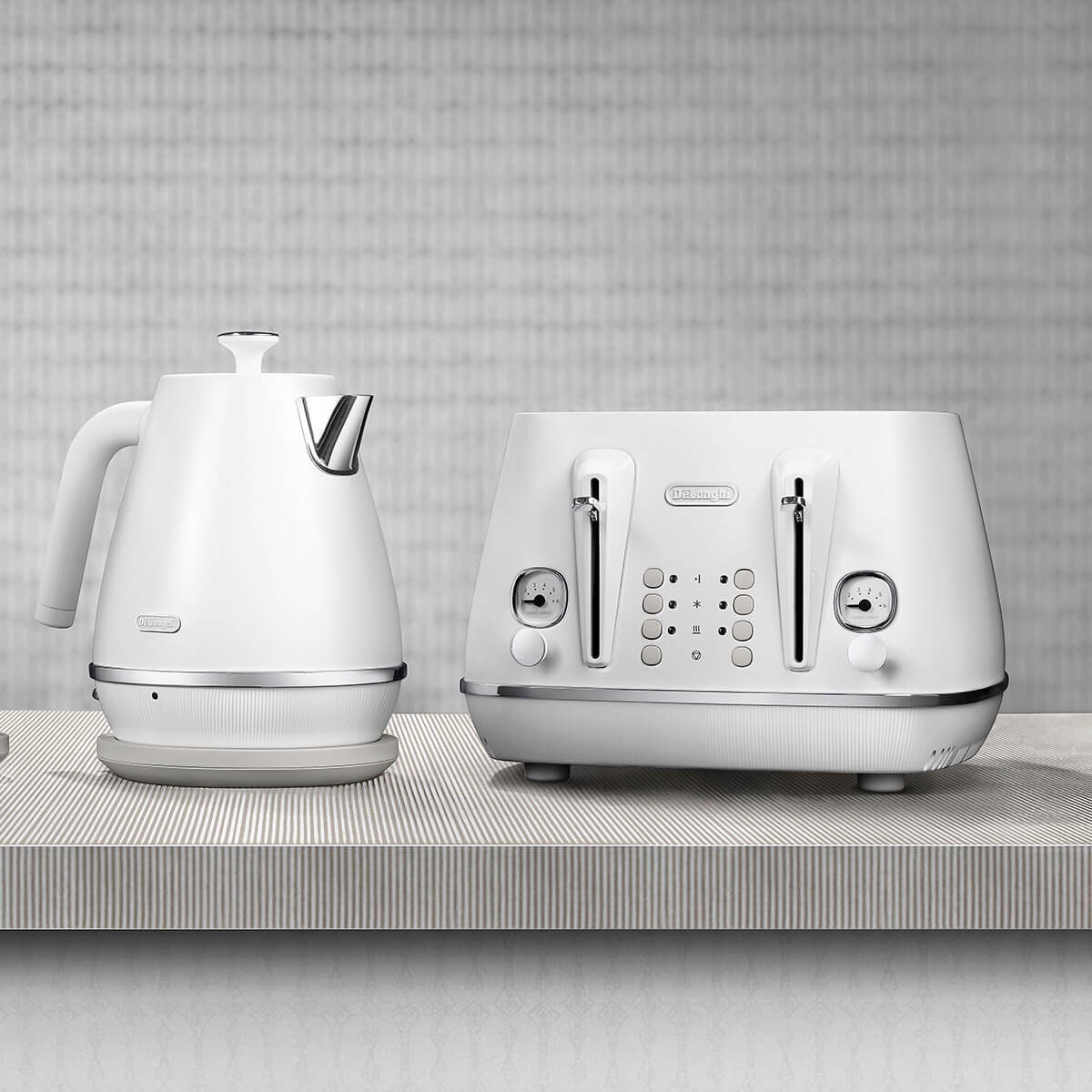 DeLonghi Distinta 4 Slice Toaster - Sunshine White - Six Browning Levels - CTIN4003W