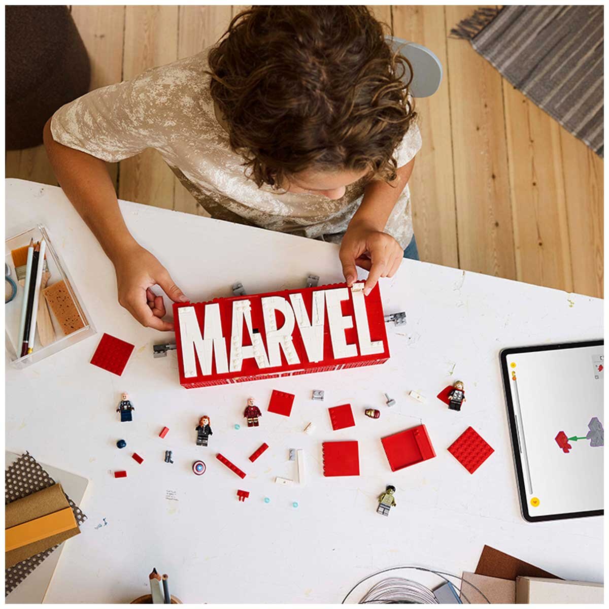 LEGO MARVEL Logo And Minifigures 76313