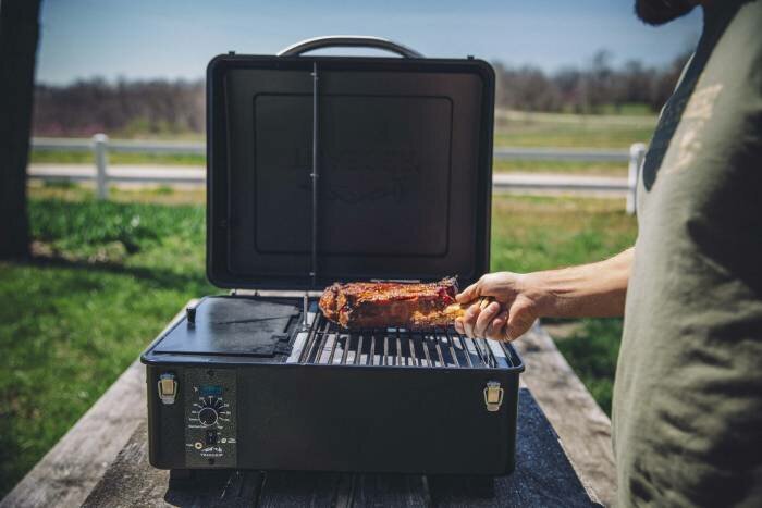 Traeger Portable Wood Pellet Grill - Digital Arc Controller, Cast Iron Griddle, Keep Warm Mode - TFT18KLDA
