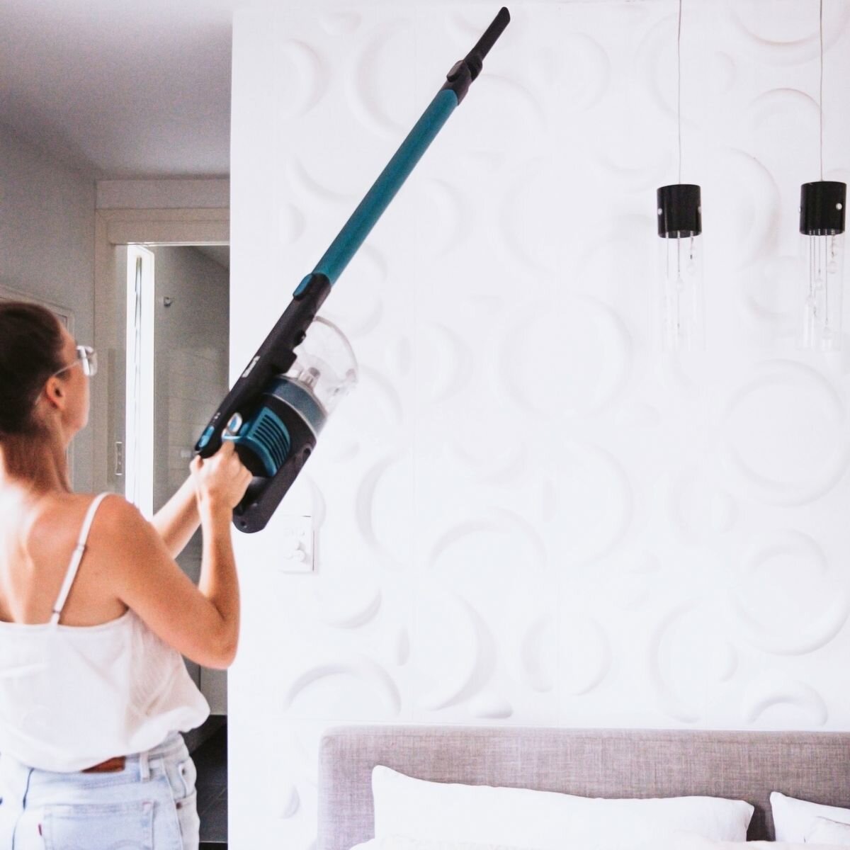 Shark Cordless Stick Vacuum - Self-Cleaning Brushroll - Anti-Allergen Complete Seal - IZ102
