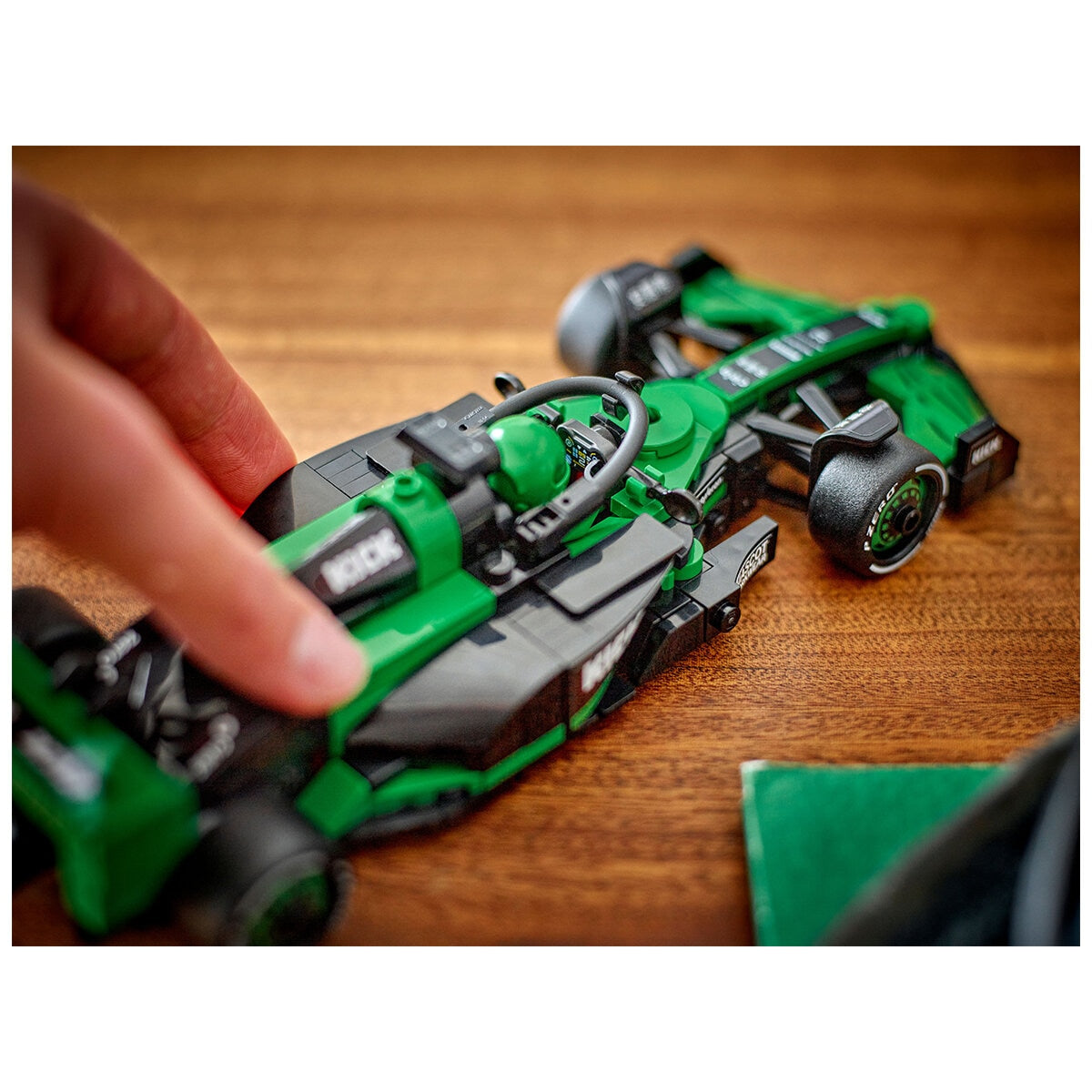 LEGO Speed Champions KICK Sauber F1 Team C44 Race Car 77247