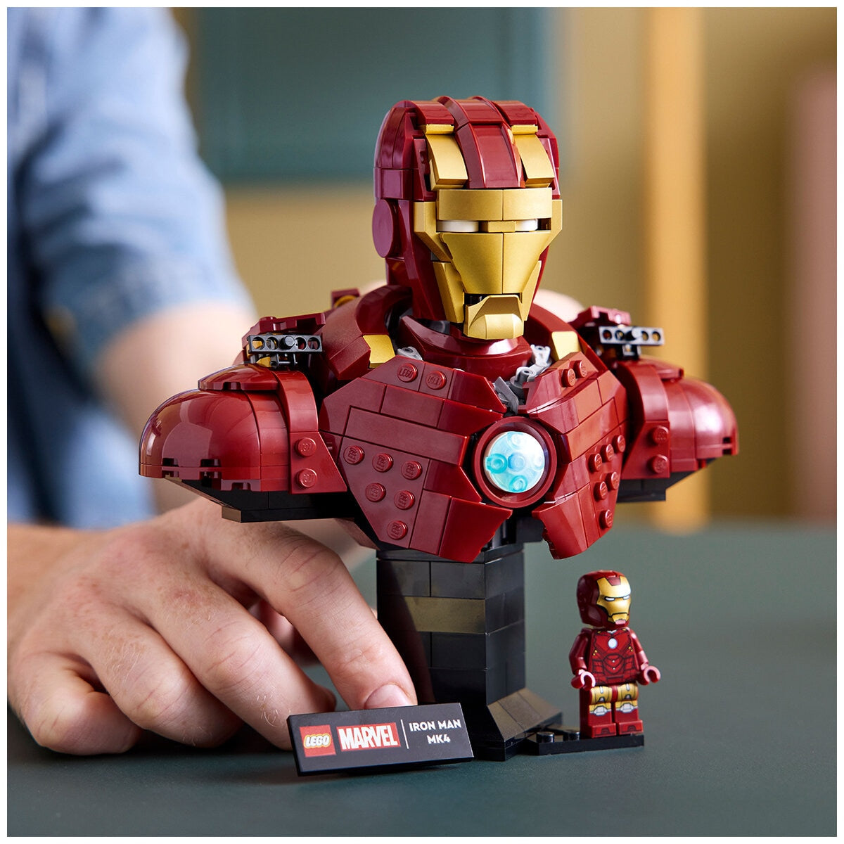 LEGO Marvel Iron Man MK4 Bust 76327 | Collectible Model with 436 Pieces, Adjustable Flaps, Shoulder Cannons, Rotating Head, and Iron Man Minifigure - SuperSaverAU - view 7