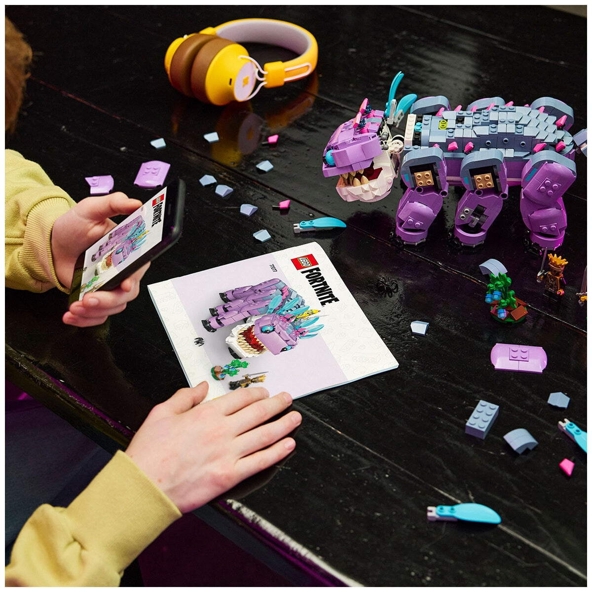 LEGO Fortnite Klombo 77077 Building Set | 1,084 Pieces | Movable Legs, Opening Mouth, Rotating Tail | Island Adventure Peely & Oro Minifigures