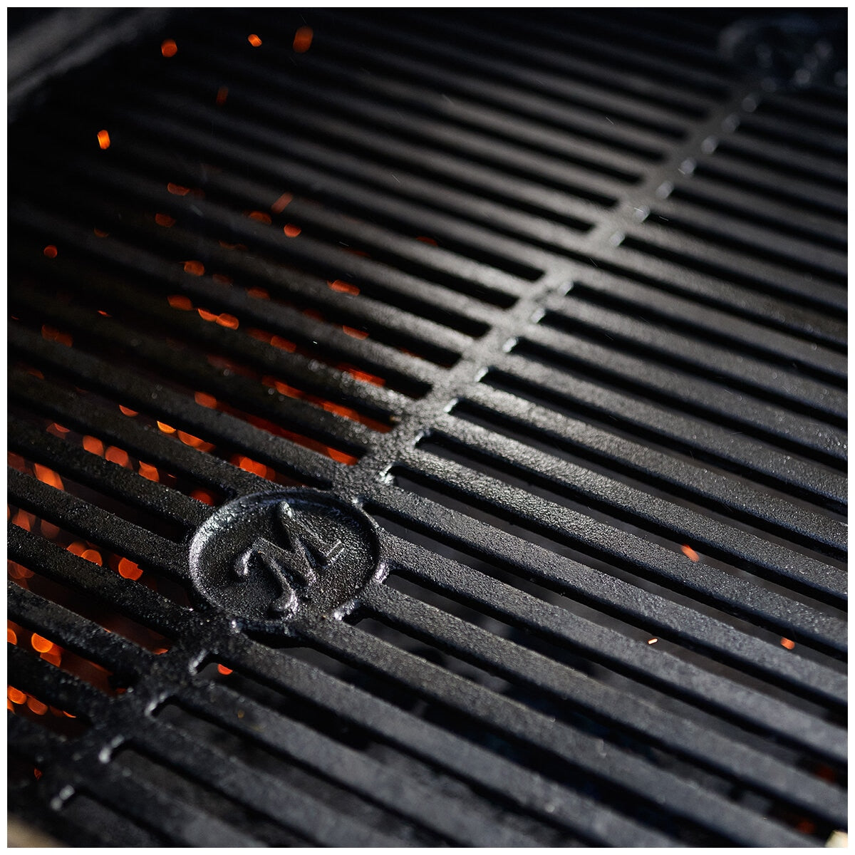 Masterbuilt Gravity Series 900 Charcoal Grill & Smoker w/ Pizza Oven, 900 Sq In, MB20041823