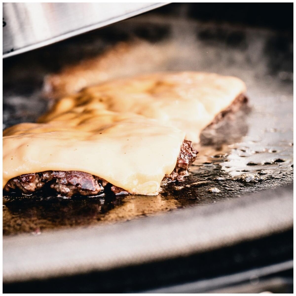 Kamado Joe Big Joe half moon cast iron reversible griddle - Smooth and ribbed sides - BJ-HCIGRIDDLE