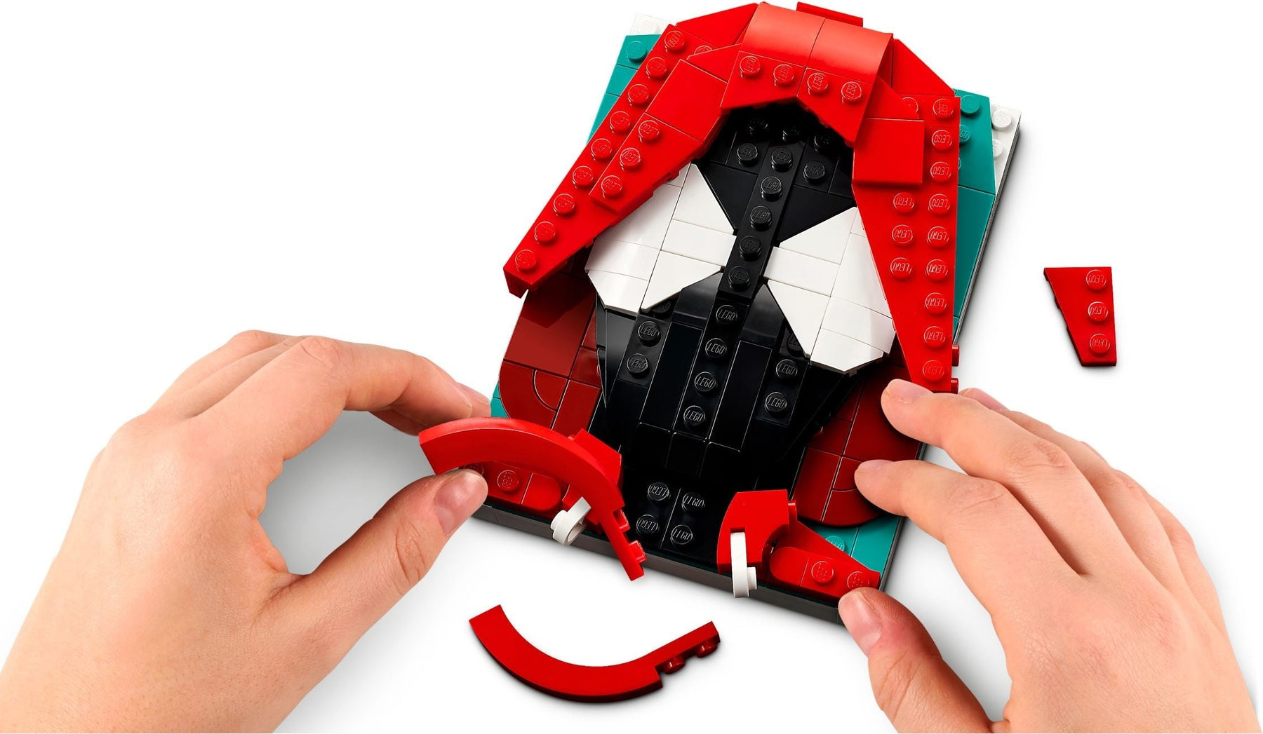 LEGO 40536 Miles Morales Brick Sketches Portrait - SuperSaverAU - view 2