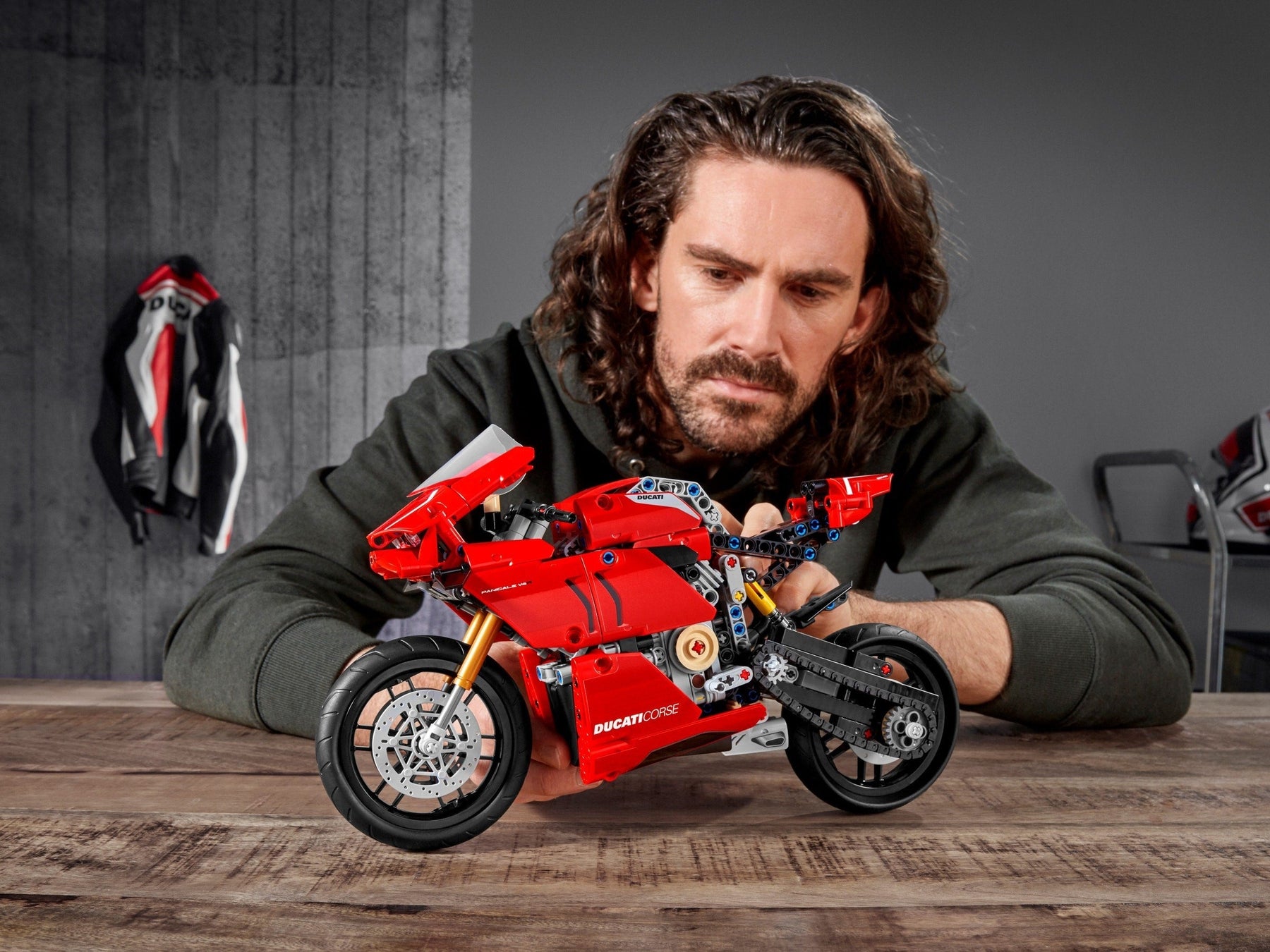 LEGO 42107 Ducati Panigale V4 R Model Motorcycle Kit - SuperSaverAU - view 2