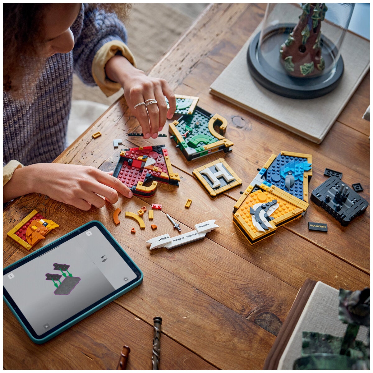 LEGO Hogwarts House Crest Harry Potter Display Model 545 Pieces Decor 76462 — image 8