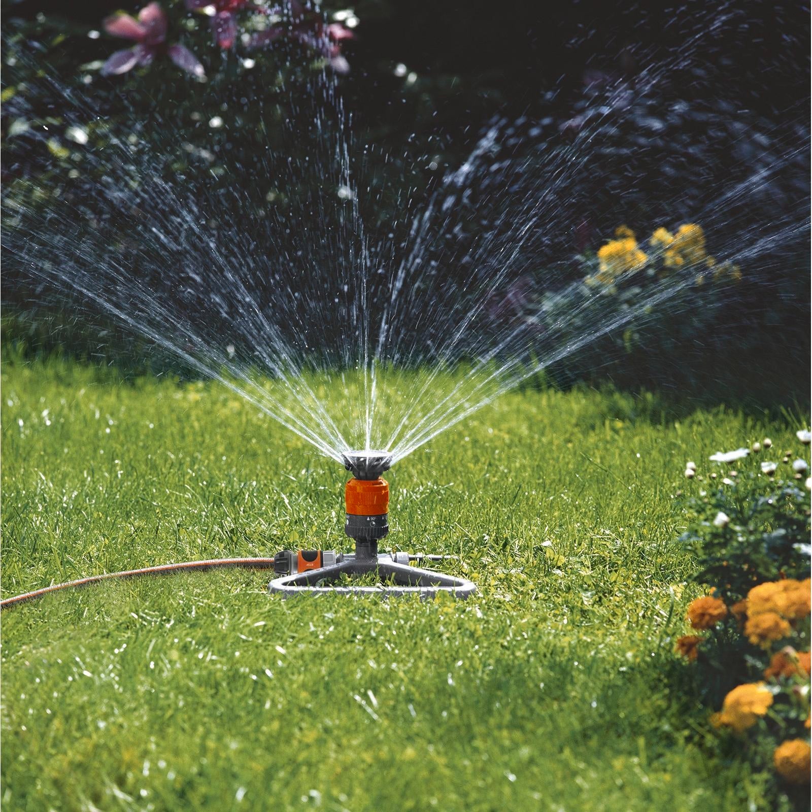 GARDENA Vario Comfort Circular Sprinkler, 225m² Coverage, 17m Spray, Weighted Base