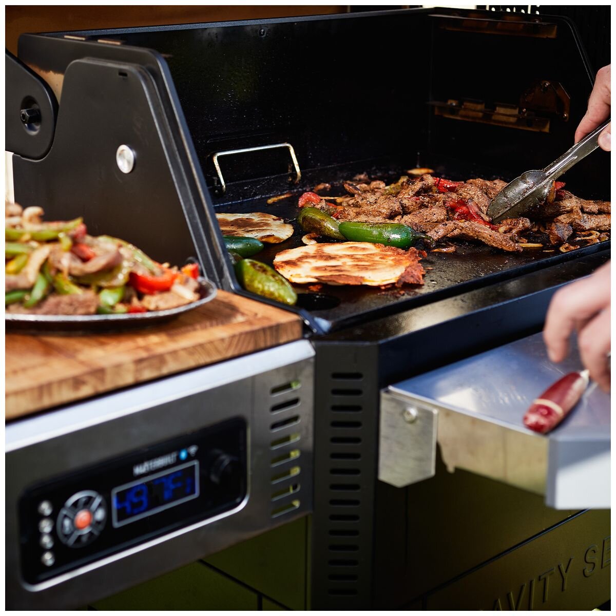 Masterbuilt Gravity Series 800 Digital Charcoal Smoker BBQ - Griddle Insert, App Control - MB20042221