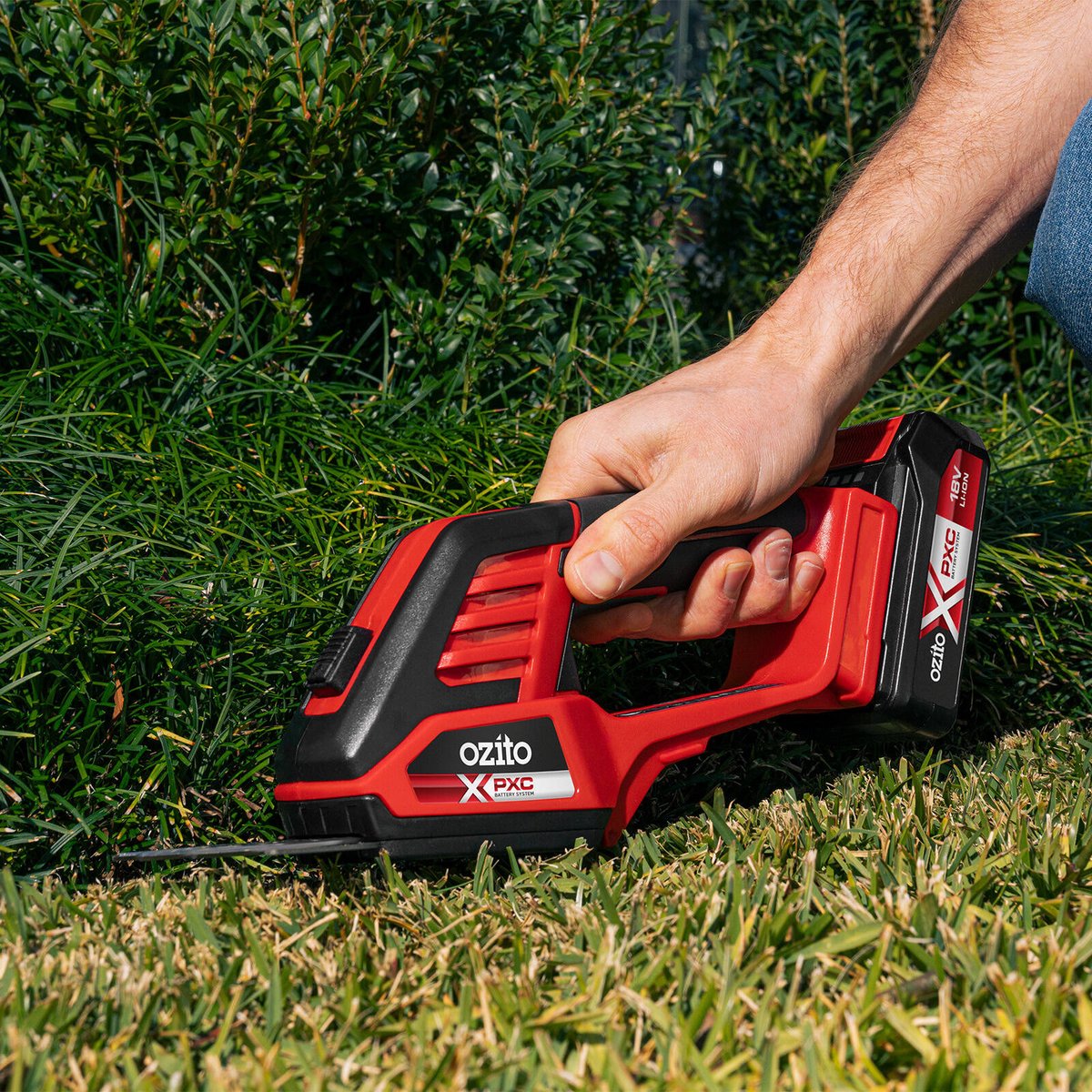 Ozito PXC 18V Hedge Grass Shear Kit 2.5Ah - 200mm Blade - Efficient Trimming - SuperSaverAU - view 3
