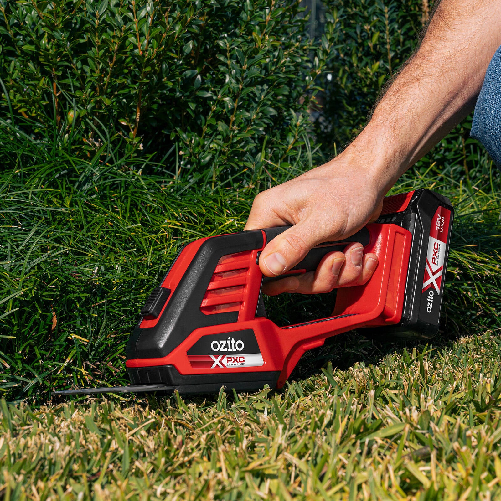 Ozito PXC 18V Cordless Hedge & Grass Shear 2.5Ah Kit PGSK-2518 - 200mm Blade, Battery & Charger