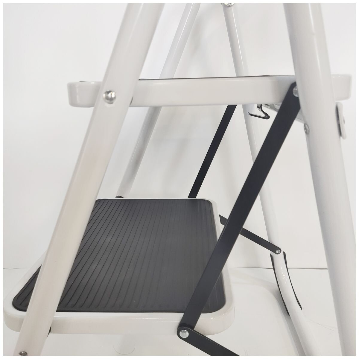 L.T. Williams 2 Step Ladder - White Powder Coated Steel - 150kg Load Capacity - 9755