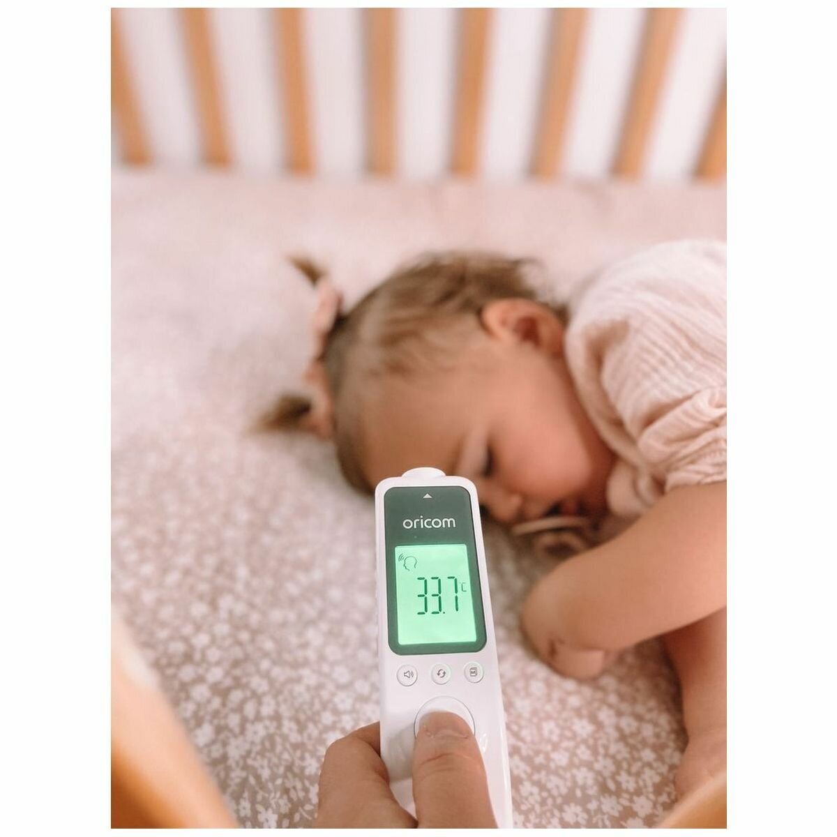 Oricom Non Contact Infrared Thermometer - Colour-Coded Reading, Stores 32 Temperatures - HFS1000