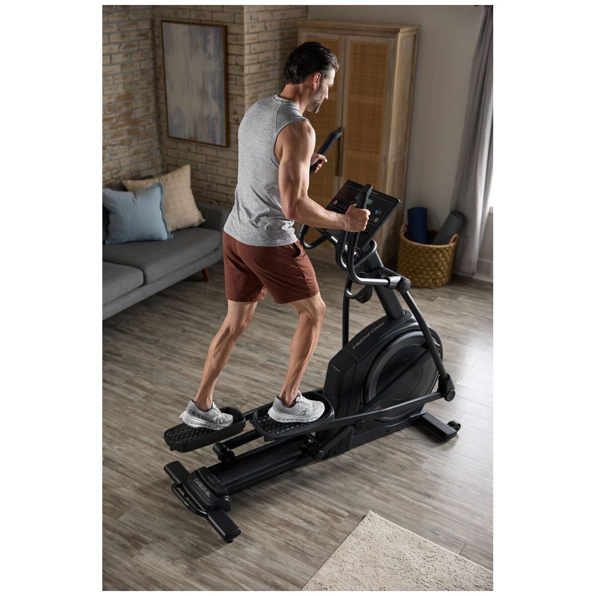 ProForm Carbon EL elliptical - 18 levels of silent magnetic resistance - 20 degree ramp - PFEL55925-INT